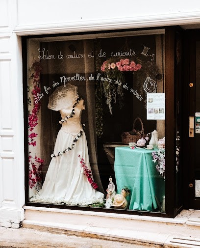 Salon De Couture Et De Curiosité Alice Fée Des Merveilles, De L'autre Côté Du Miroir Sur R.D.V, Couturier à Monteux