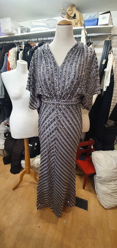 Couturière retoucheuse au fils d'argent, Couturier à Rumilly