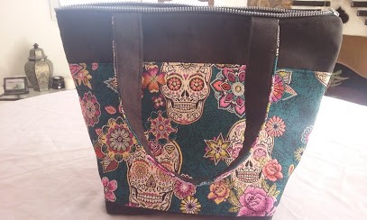 La Route Des Fils Couturière Ambulante Retouche Et Fabrication, Couturier à Volx