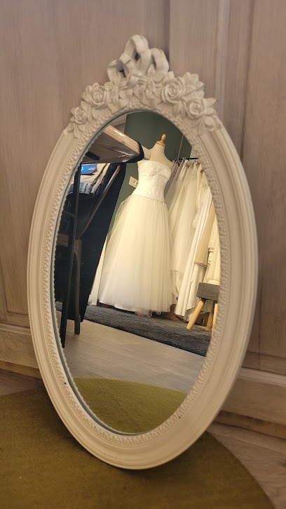 Dans La Cour... Atelier De Couture, Couturier à Sabran